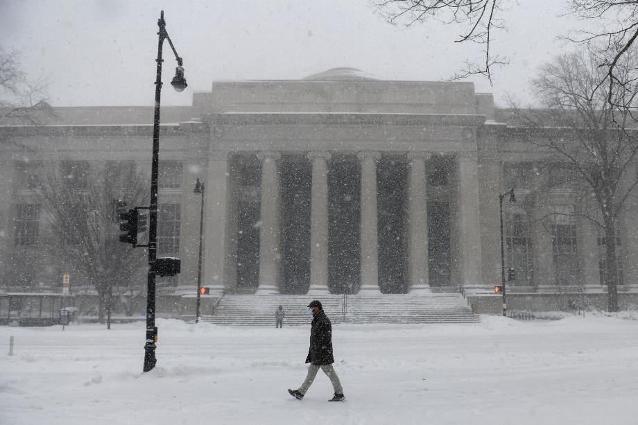 Image de chute de neige à l'extérieur du MIT Cambridge, Massachusetts, États-Unis (Photo : REUTERS/Nicholas Pfosi)