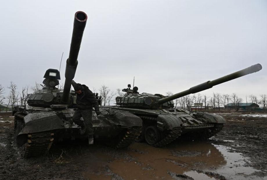 Image d'archive d'un militaire russe sautant d'un char de combat T-72B3 lors d'exercices menés par les forces armées du district militaire sud au champ de tir de Kadamovsky dans la région de Rostov, en Russie. 3 février 2022. REUTERS/Sergey Pivovarov