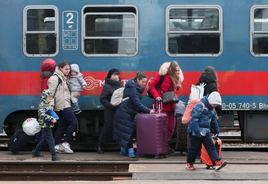 Des personnes fuyant l'invasion russe de l'Ukraine arrivent à la gare de Záhony, en Hongrie. 3 mars 2022. REUTERS/Bernadett Szabo
