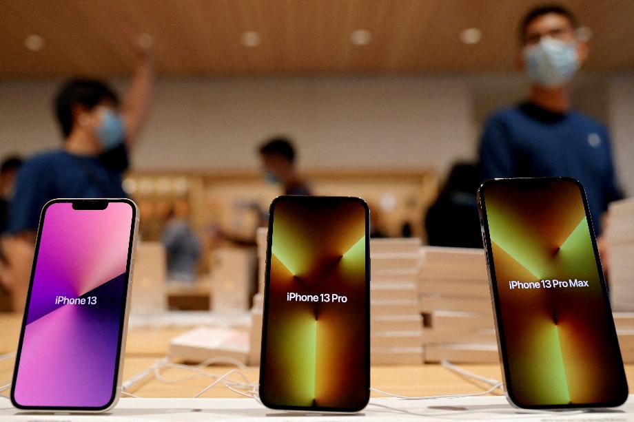 Images de plusieurs iPhone 13 (Photo : REUTERS/Carlos Garcia Rawlins/File Photo)