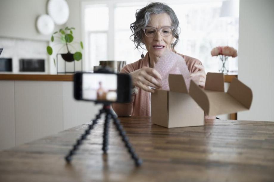 Les personnes âgées dans les réseaux sociaux. (photo : PuroMarketing)