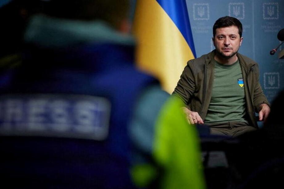 Image d'archive du président ukrainien Volodymyr Zelensky lors d'un entretien avec des médias étrangers à Kiev, en Ukraine. 3 mars 2022. Service de presse de la présidence ukrainienne/livraison via Reuters. À L'ATTENTION DES ÉDITEURS - CETTE IMAGE A ÉTÉ FOURNIE PAR UN TIERS.