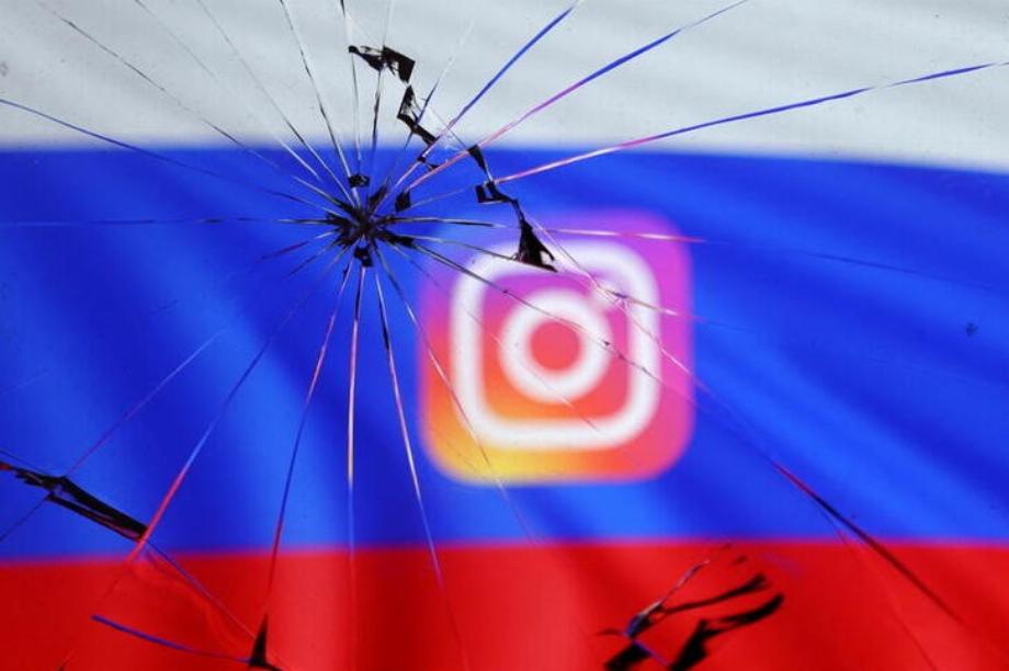 Photo d'illustration d'un drapeau russe et du logo Instagram le 11 mars 2022. REUTERS/Dado Ruvic/