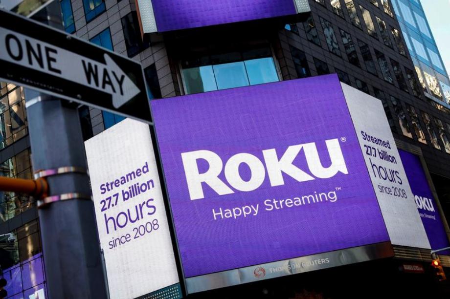 Un panneau vidéo montre le logo Roku Inc, à New York, aux États-Unis. (Photo : REUTERS/Brendan McDermid)
