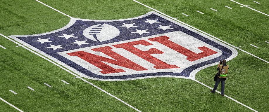 Sur l'image, le logo NFL sur un terrain de jeu (Photo : EFE/EPA/ANDREW GOMBERT/File)
