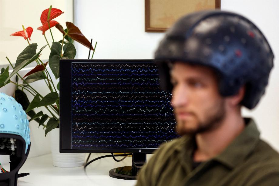 Le boîtier permet de faire (EEG) d'évaluer l'impact de la microgravité sur l'activité cérébrale (REUTERS/Nir Elias)