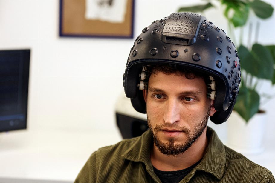 Le casque a 460 aérographes qui se connectent au cuir chevelu (REUTERS / Nir Elias)