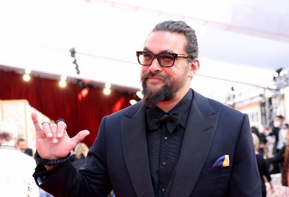 Jason Momoa sur le tapis rouge (REUTERS/Mike Blake)