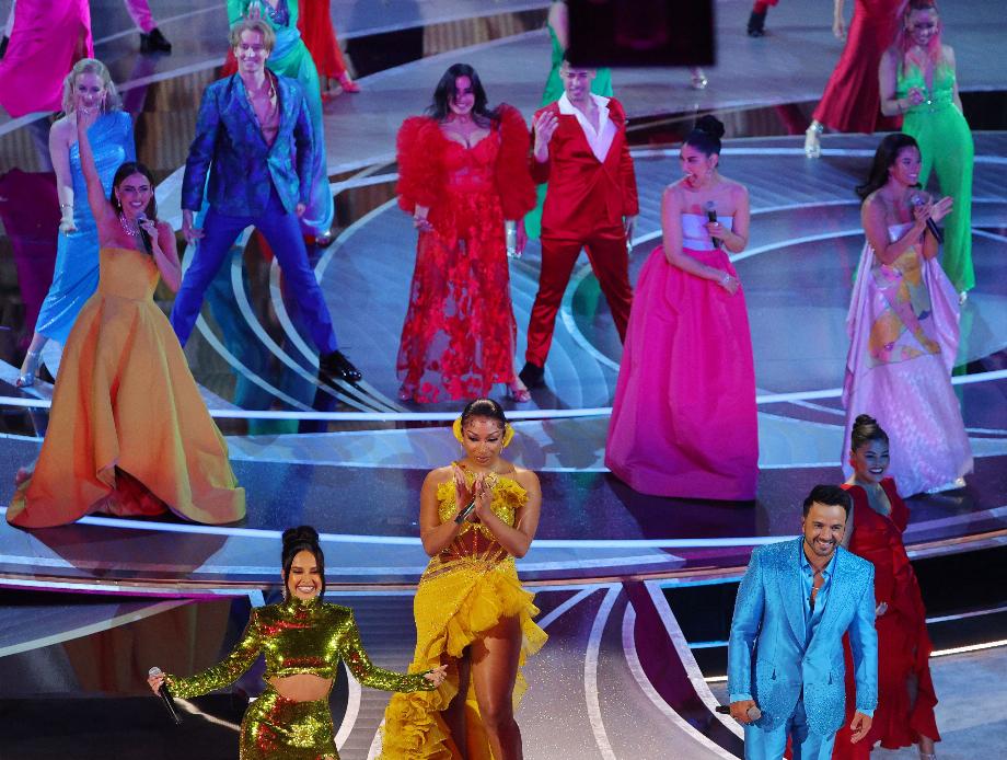 Adassa, Stephanie Beatriz, Mauro Castillo, Carolina Gaitan, Diane Guerrero, Becky G et Luis Fonsi représentaient la chanson