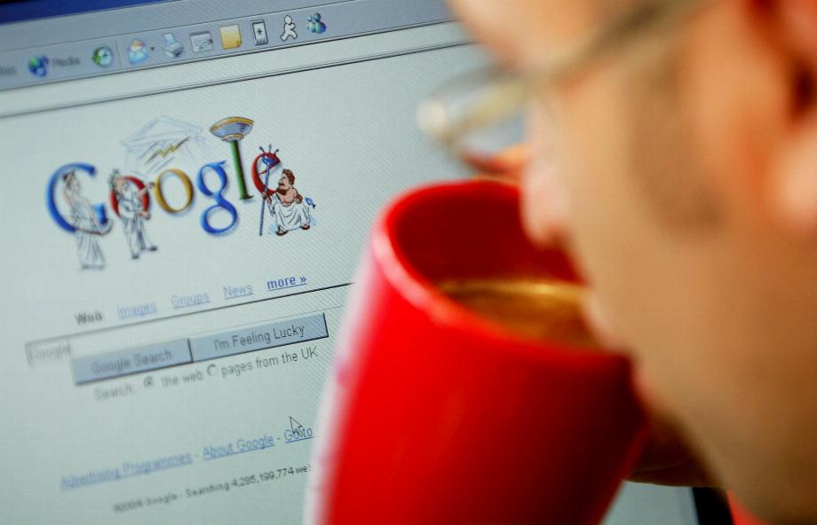 Image d'archive d'une personne regardant le navigateur de Google (REUTERS/Stephen Hird/File Photo)
