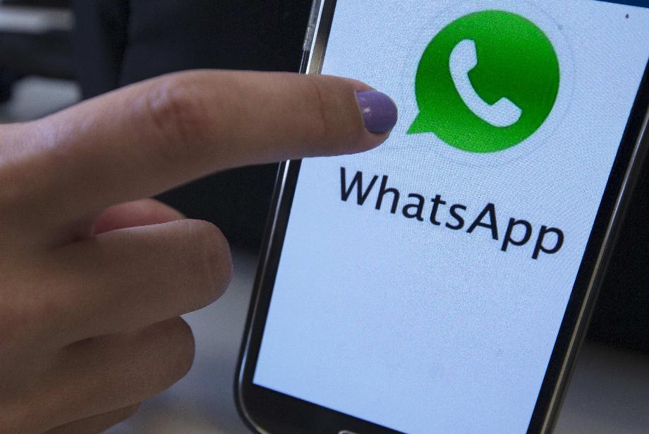 Photographie d'un téléphone portable avec le logo de l'application technologique WhatsApp (Photo : EFE/Marcelo Sayão/File)