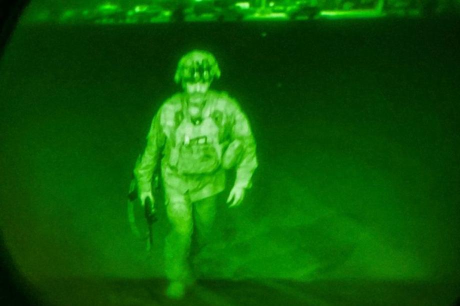Image de vision nocturne avec des couleurs vertes et noires (Photo : Airborne/Handout via REUTERS)