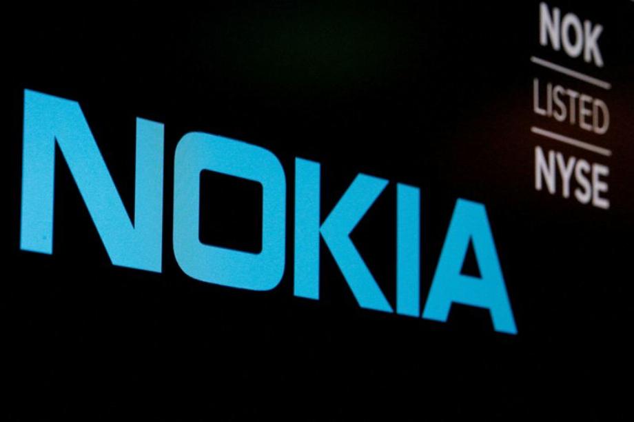 FILE PHOTO: Le logo et le ticker Nokia sont affichés sur un écran à la Bourse de New York (NYSE) à New York, États-Unis, le 21 mai 2018. REUTERS / Brendan McDermid / File Photo