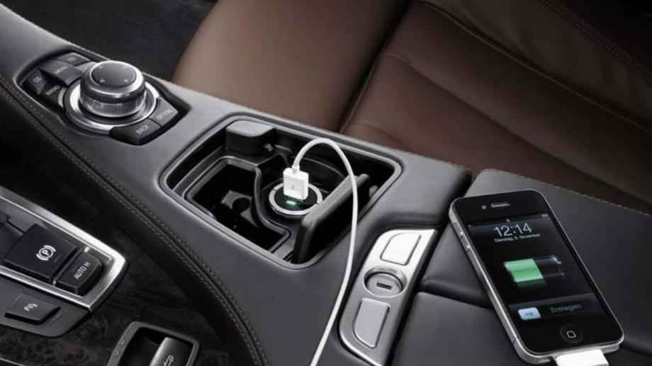 Les conséquences de la recharge d'un téléphone portable dans la voiture. (photo : Univision)