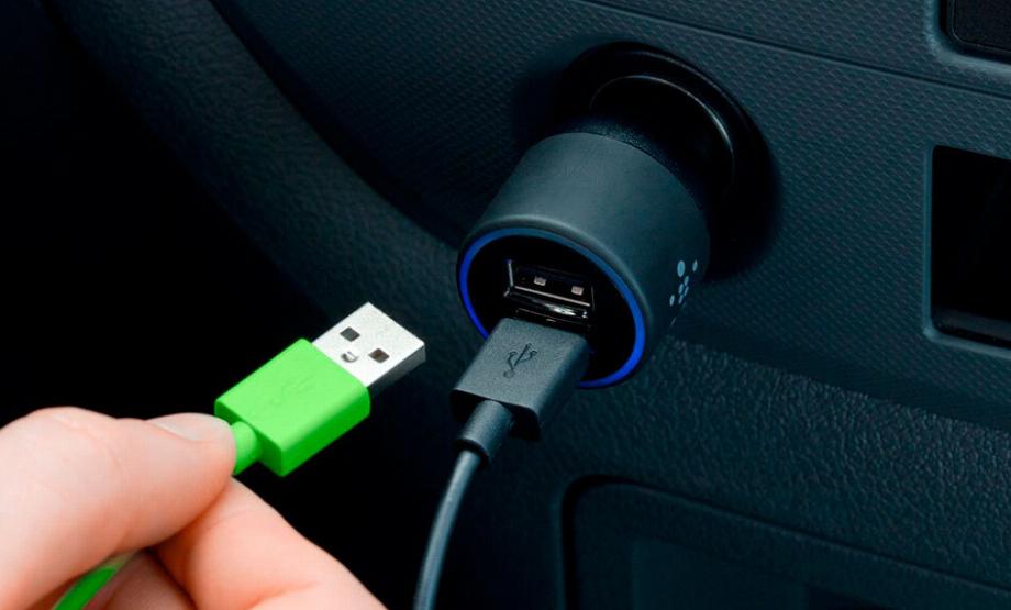 Différentes tensions d'un port USB de voiture et d'un chargeur de téléphone portable. (photo: L'Espagnol)