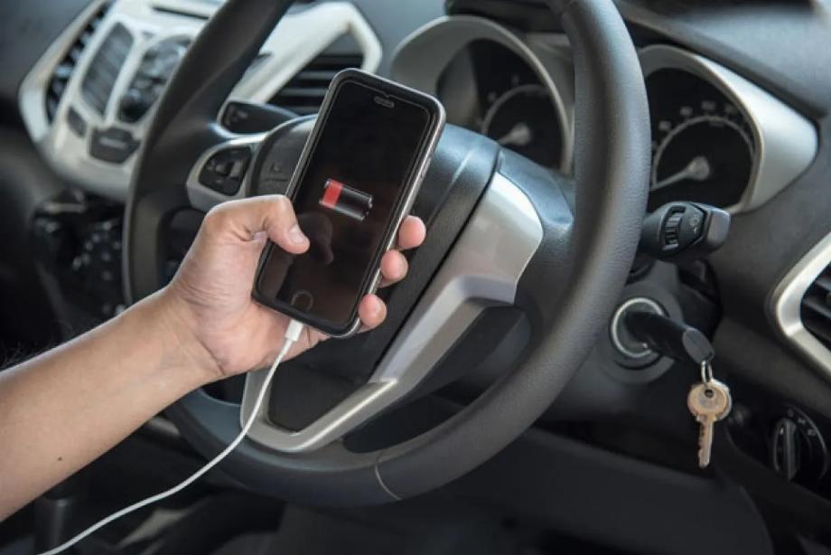 Charge de batterie de téléphone portable faible dans la voiture. (photo : ComputerHoy)