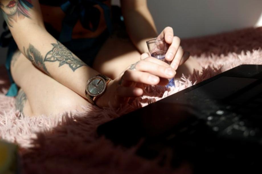 Image d'archive d'une travailleuse du sexe se connectant à Internet pour avoir une rencontre érotique sur le Web avec un client à Concepción, au Chili. 7 avril 2020. 7 avril 2020. REUTERS/Juan González