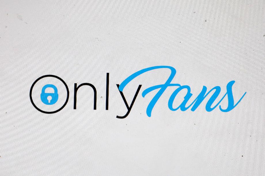 PHOTO DE FICHIER: Le logo d'OnlyFans est visible sur un appareil dans cette illustration photo à Manhattan, New York, États-Unis, le 19 août 2021. REUTERS / Andrew Kelly / File Photo