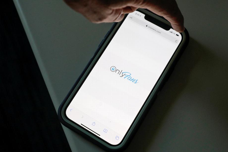 PHOTO DE FICHIER: Le logo d'OnlyFans est visible sur un appareil dans cette illustration photo à Manhattan, New York, États-Unis, le 19 août 2021. REUTERS / Andrew Kelly / File Photo