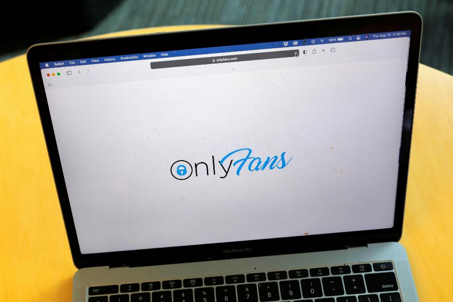 PHOTO DE FICHIER: Le logo d'OnlyFans est visible sur un appareil dans cette illustration photo à Manhattan, New York, États-Unis, le 19 août 2021. REUTERS / Andrew Kelly / File Photo