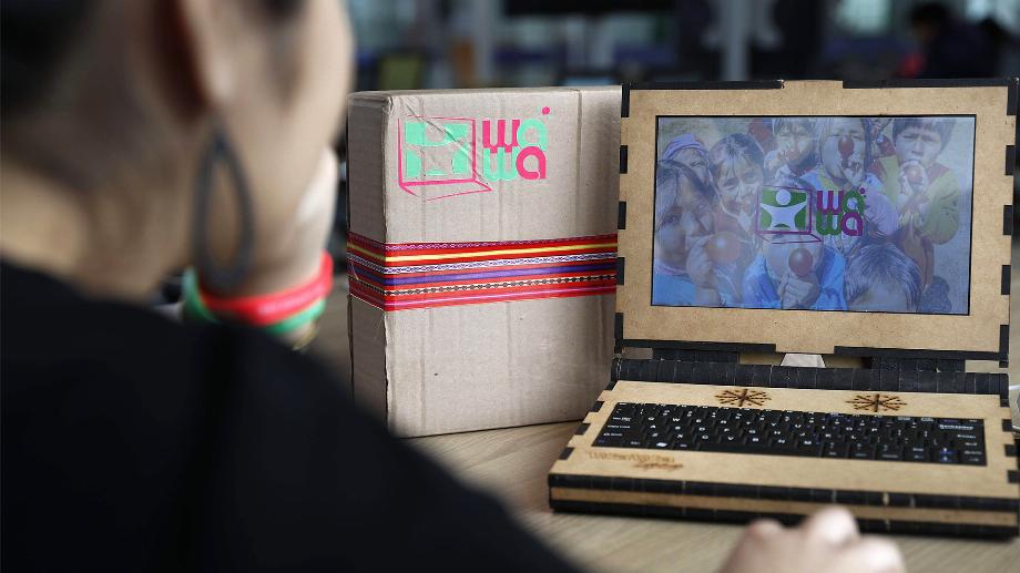Le Wawalaptop 2.0, qui est un ordinateur portable de 10,1 pouces dont la coque est en matériau MDF, un composite à base de fibres de bois, et qui assure son statut recyclable (EFE)