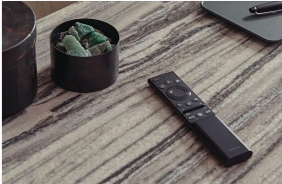 Il est possible de recharger la télécommande avec le soleil, la lumière intérieure ou via une connexion USB