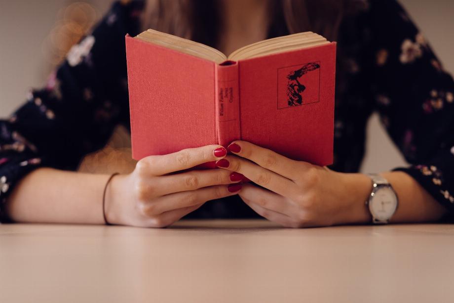 Vous pouvez utiliser le téléphone portable pour reprendre l'habitude de lire (Photo : Pixabay)