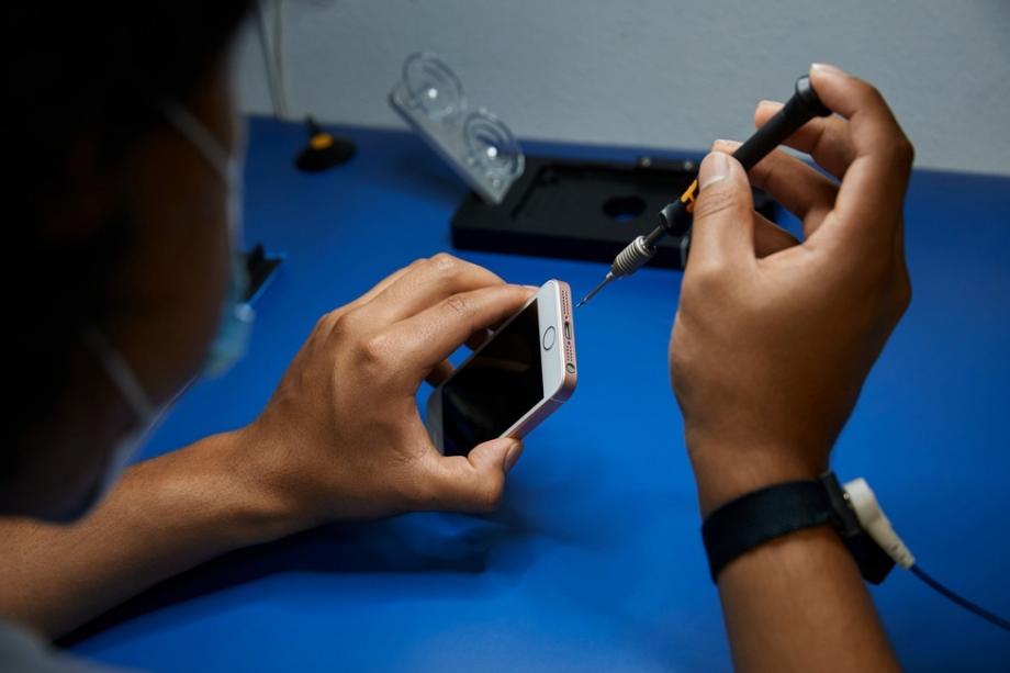 Apple recommande uniquement que le service d'auto-réparation soit utilisé par des personnes expérimentées et formées à ce type de procédure. (Manzana)
