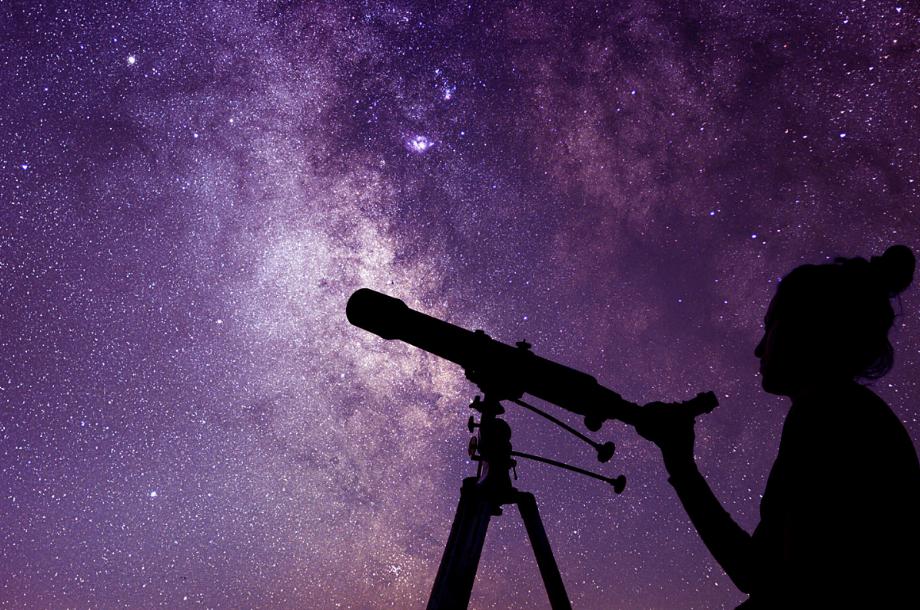 Image d'illustration d'une jeune femme en astronomie. (photo : TekCrispy)