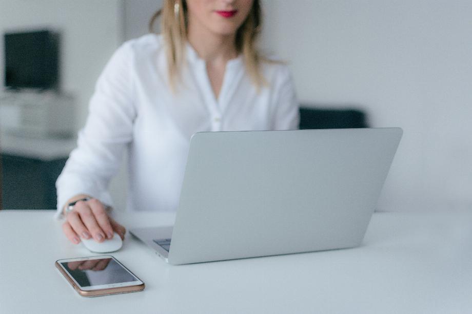 L'écart entre les sexes est présent dans la technologie et cela a un impact sur le développement de l'IA