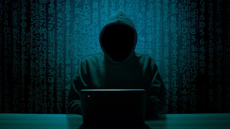 Les cyberarnaques peuvent se produire par l'installation de logiciels malveillants ou par des techniques de phishing pour obtenir des informations sensibles