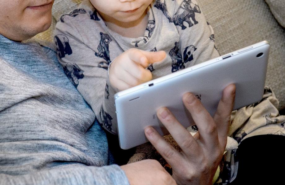 Les applications pour enfants doivent être contrôlées par les parents (Photo : Hans-Jürgen Wiedl/dpa)