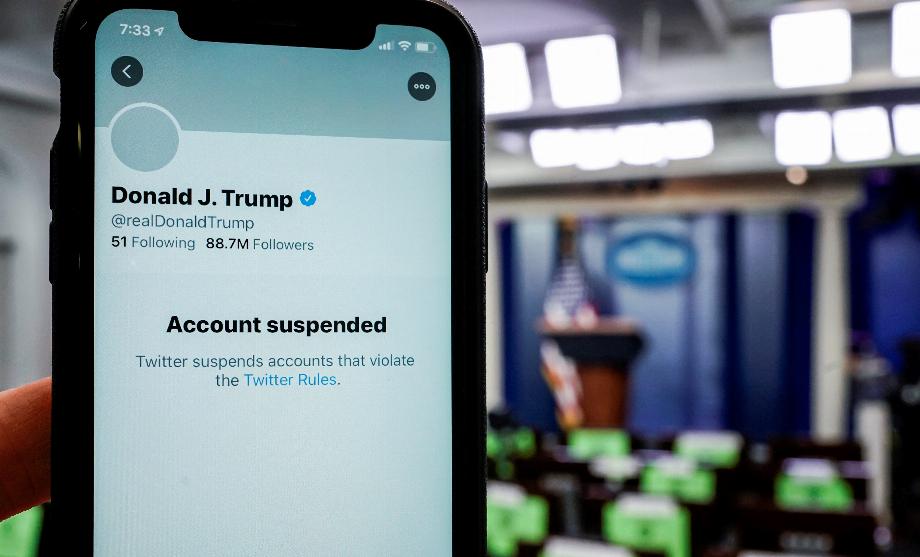 FILE PHOTO: Une image illustrative montrant le compte suspendu de l'ancien président américain Donald Trump (REUTERS / Joshua Roberts)