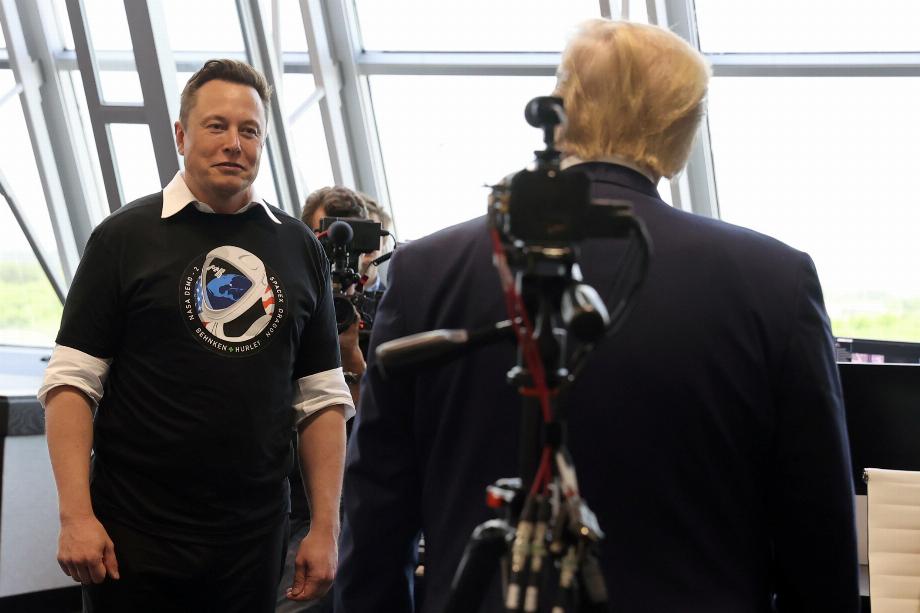 PHOTO DE DOSSIER: Le président Donald Trump et Elon Musk après le lancement de la fusée SpaceX Falcon 9 dans une station de la NASA (REUTERS / Jonathan Ernst)