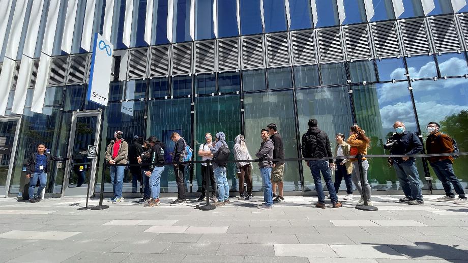 Les clients font la queue devant le nouveau magasin de détail Meta le jour de l'ouverture à Burlingame, en Californie. (photo : REUTERS/Nathan Frandino)