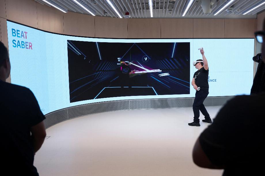 Une personne joue Beat Saber à la Quest Experience lors d'une avant-première du magasin physique inaugural de Meta Platforms Inc, propriétaire de Facebook, à Burlingame, Californie, États-Unis (photo : REUTERS/Brittany Hosea-Small)