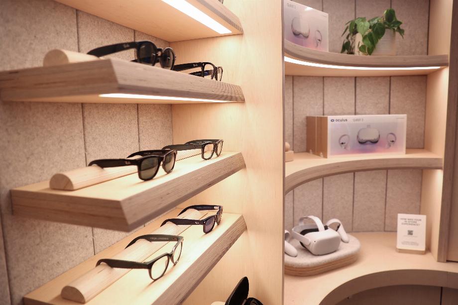 Des lunettes intelligentes de la marque Ray-Ban sont exposées lors d'une avant-première du magasin physique inaugural de Meta Platforms Inc, propriétaire de Facebook, à Burlingame, Californie, États-Unis, le 4 mai 2022. (photo : REUTERS/Brittany Hosea-Small)