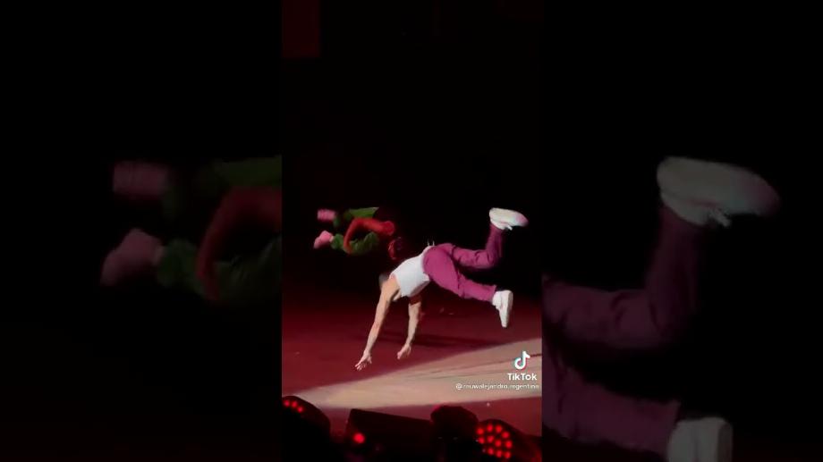 Rauw Alejandro faisant une étape sexy lors d'un concert, qui est devenu plus tard une tendance sur les réseaux sociaux. (photo : YouTube)