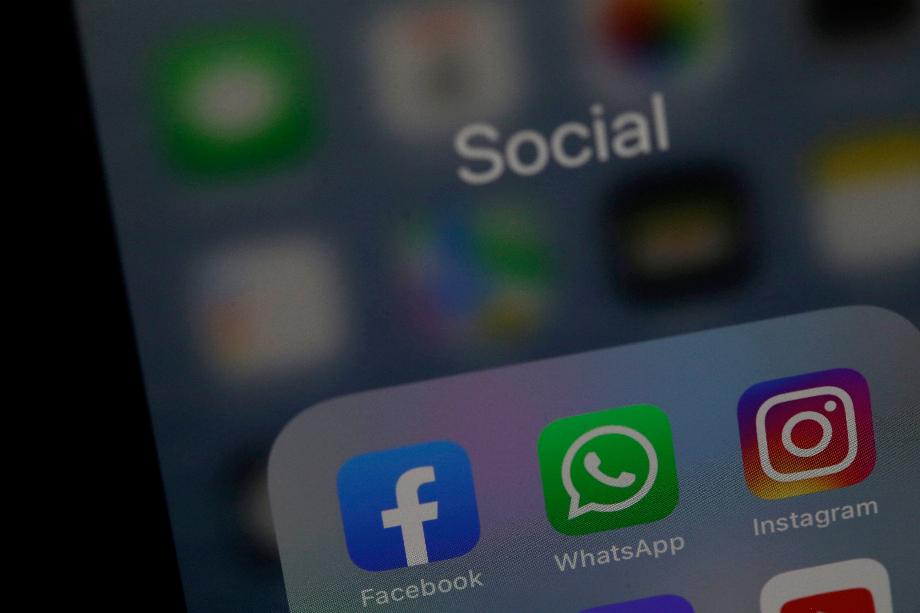 Icônes Facebook, WhatsApp et Instagram sur un téléphone mobile. EFE/EPA/ANDREJ CUKIC