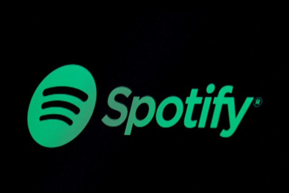 PHOTO DE FICHIER: Le logo Spotify est affiché sur un écran sur le parquet de la Bourse de New York (NYSE) à New York, États-Unis, le 3 mai 2018. REUTERS / Brendan McDermid