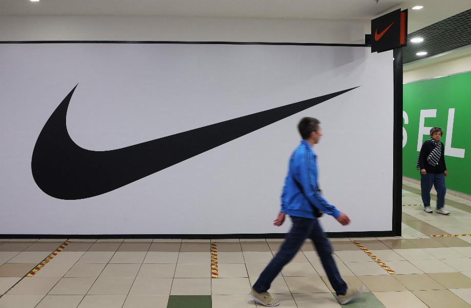 Les gens passent devant un magasin fermé du détaillant d'articles de sport Nike dans un centre commercial de Saint-Pétersbourg, en Russie, le 25 mai 2022. REUTERS/Anton Vaganov