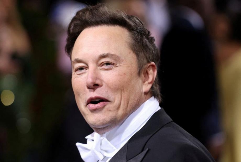 PHOTO DE DOSSIER: Elon Musk arrive au Met Gala au Metropolitan Museum of Art de New York, New York, États-Unis, le 2 mai 2022. Le propriétaire de Tesla a plusieurs investisseurs intéressés par son achat de Twitter (Reuters)