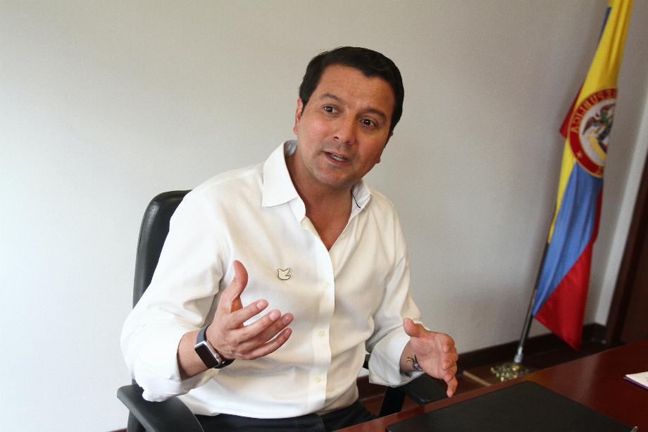 Le sénateur David Luna, ancien ministre des Technologies de l'information et de la communication, estime que les initiatives de réglementation de l'IA en Colombie sont influencées par les tendances internationales. (Colprensa/Sofía Toscano)