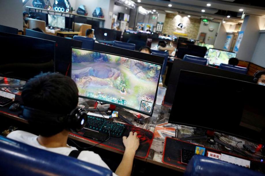 Image de fichier de personnes jouant à des jeux en ligne sur des ordinateurs dans un cybercafé à Pékin, en Chine. 31 août 2021 (REUTERS/Florence Lo/File)