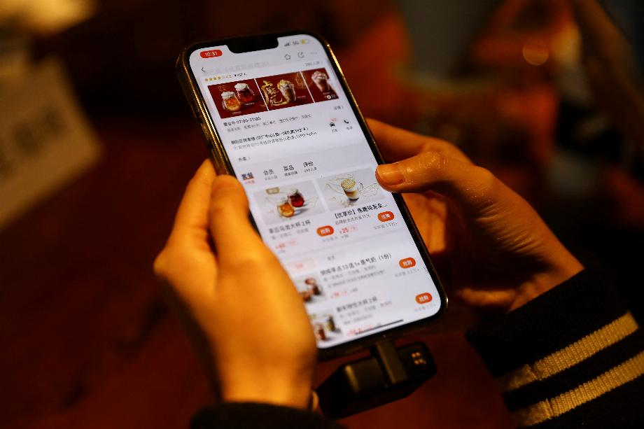 Une image générique d'une application sur un téléphone en Chine (REUTERS/Tingshu Wang)