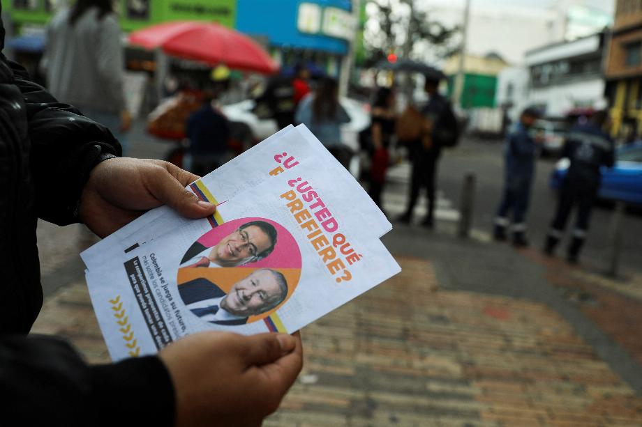 Un dépliant avec l'image du candidat présidentiel colombien de gauche Gustavo Petro et du candidat présidentiel colombien de centre-droit Rodolfo Hernandez est photographié quelques jours avant le deuxième tour de l'élection présidentielle à Bogota, Colombie le 16 juin 2022. REUTERS/Luisa Gonzalez
