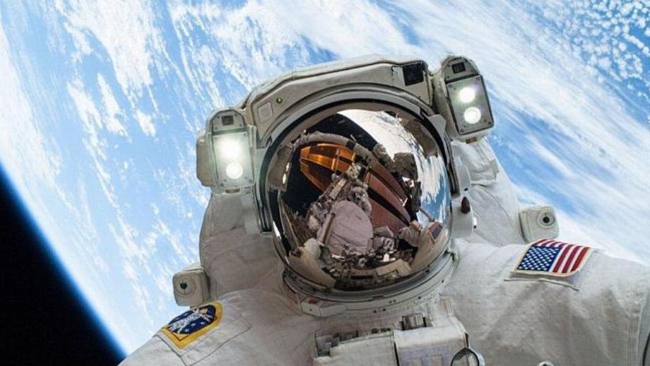 Selfie pris par l'astronaute Mike Hopkins en 2013