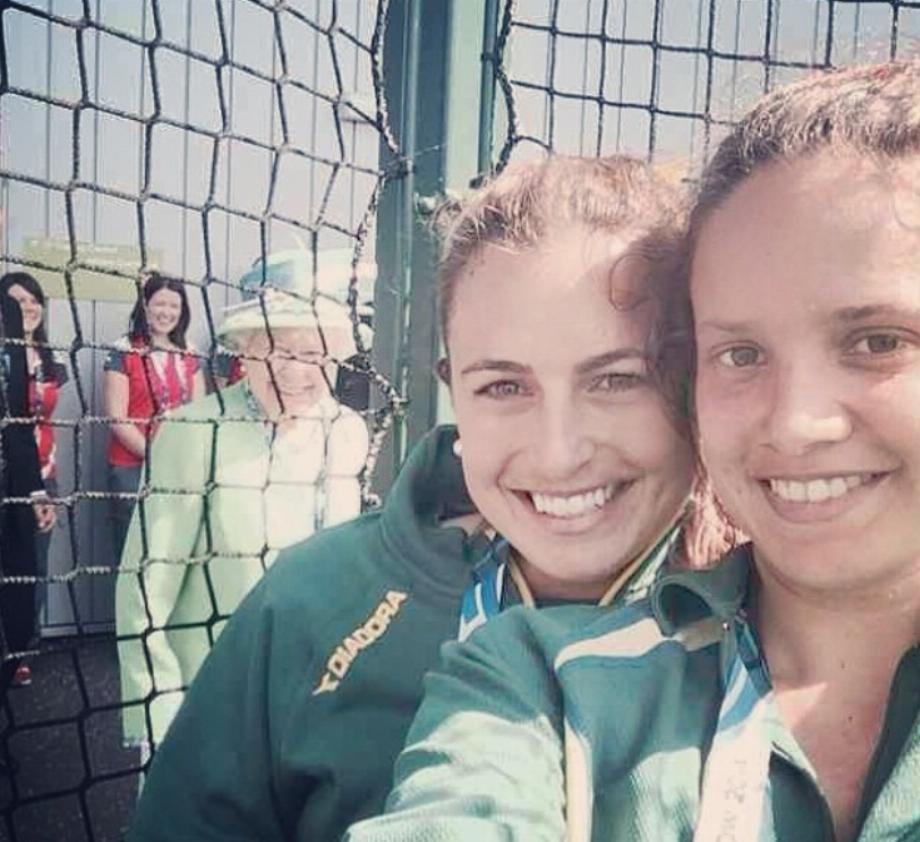 Selfie des joueurs de hockey Jayde Taylor et Brooke Peris avec la reine Elizabeth.