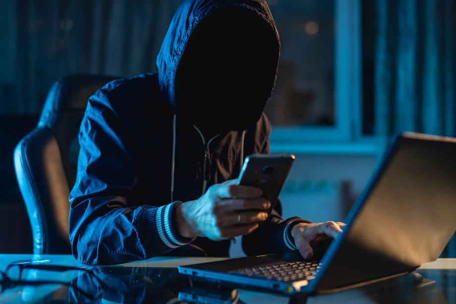 Les criminels peuvent également accéder aux téléphones portables des étudiants via les réseaux Wi-Fi publics trouvés dans le centre éducatif (Crédit : Shutterstock)