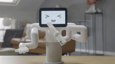 Ce robot caresse un chat, fait des poses et sait même jouer du piano
